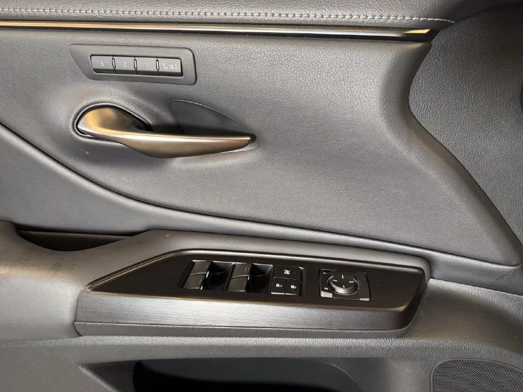 Lexus ES photo 18
