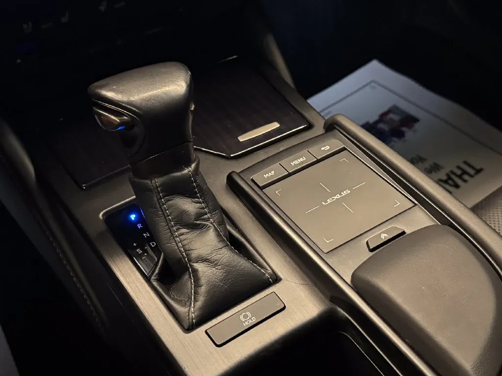 Lexus ES photo 16