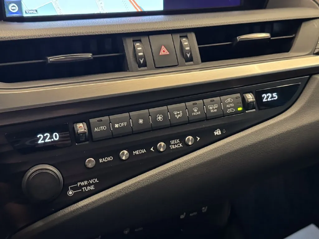 Lexus ES photo 15