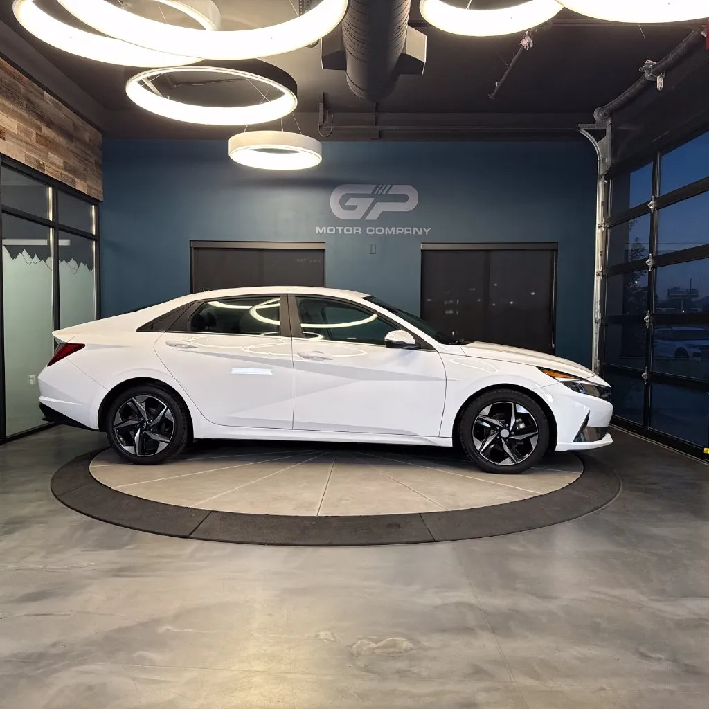 Hyundai Elantra photo 2