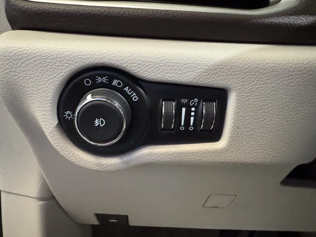 Chrysler Pacifica photo 17