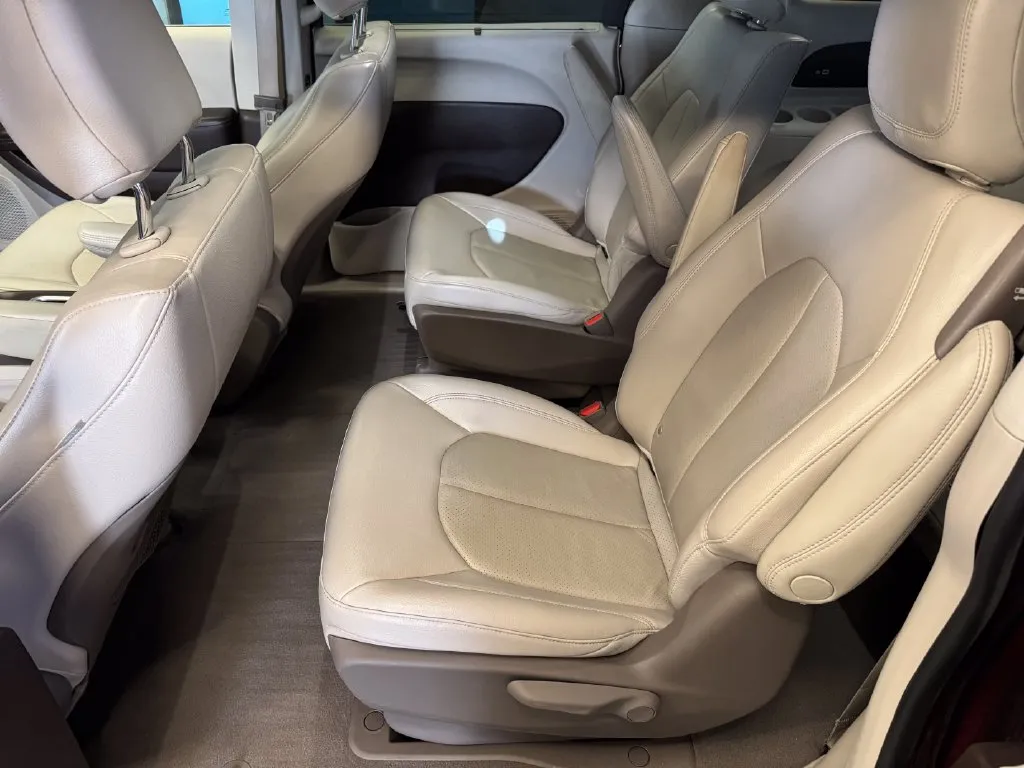 Chrysler Pacifica photo 20