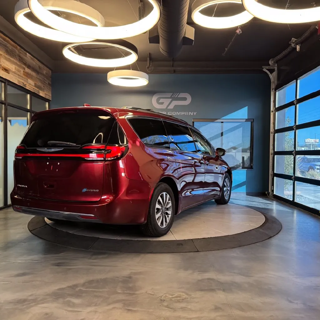 Chrysler Pacifica photo 3