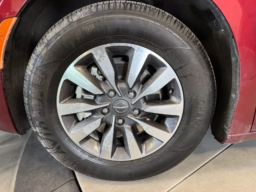 Chrysler Pacifica photo 25