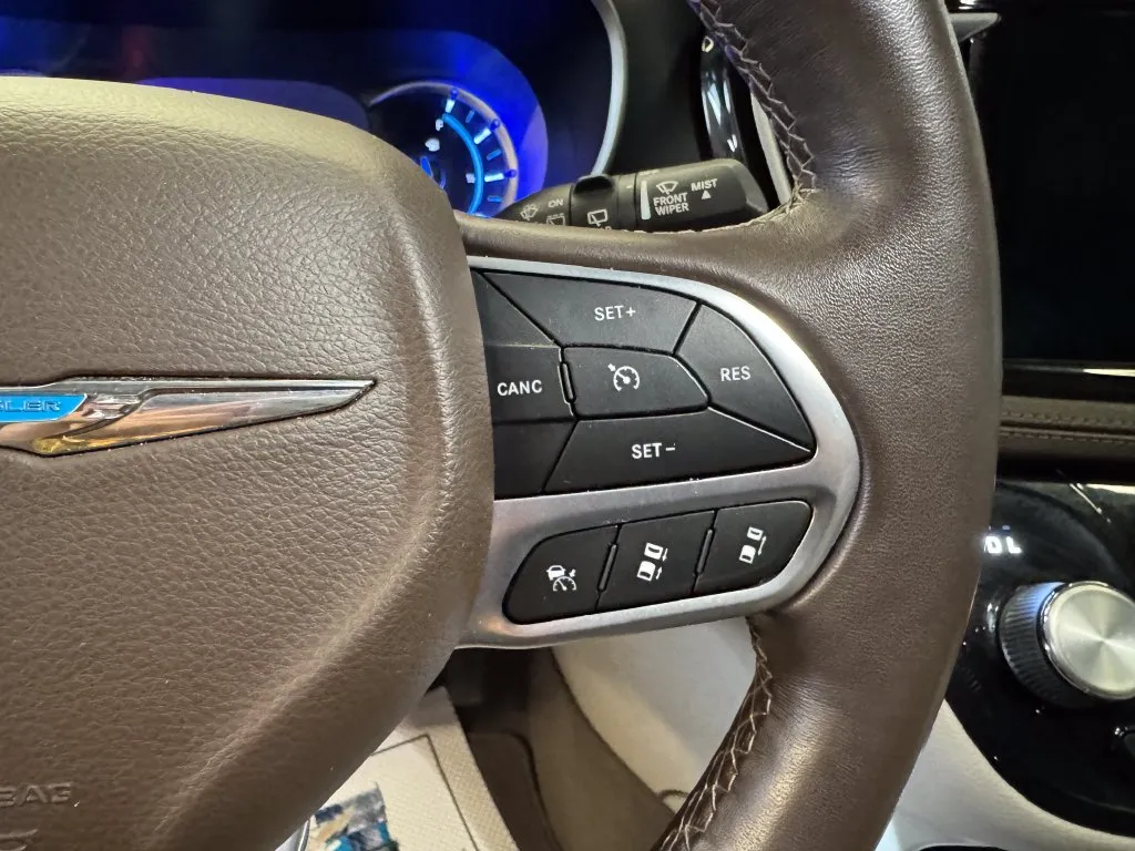 Chrysler Pacifica photo 12