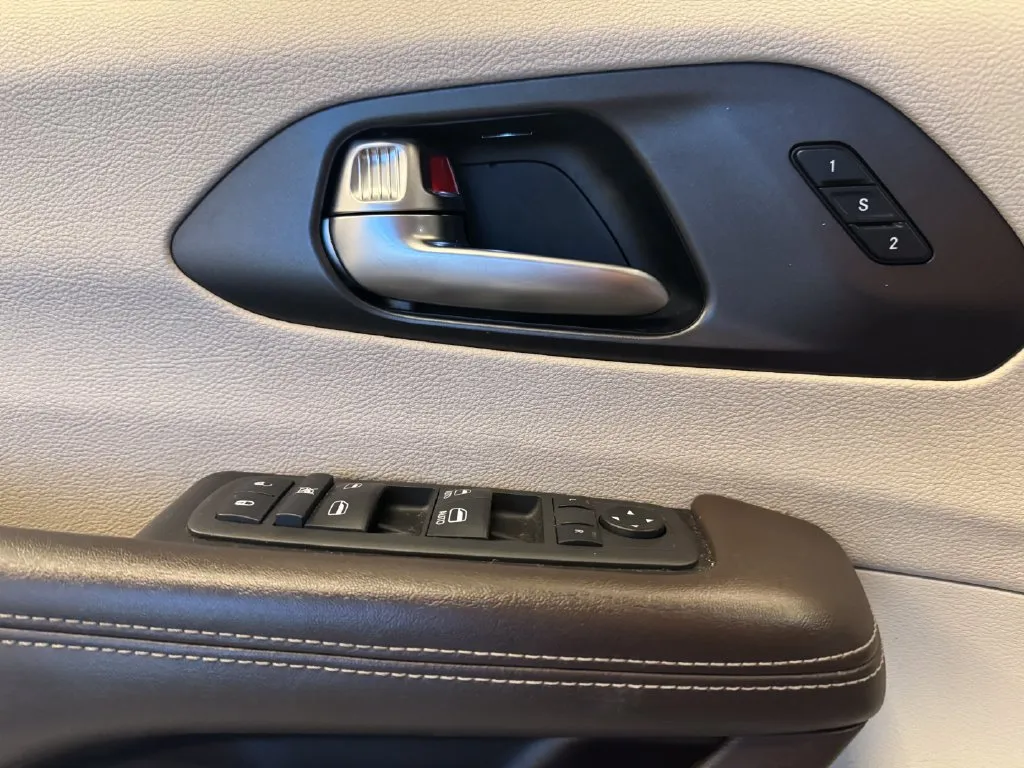 Chrysler Pacifica photo 18