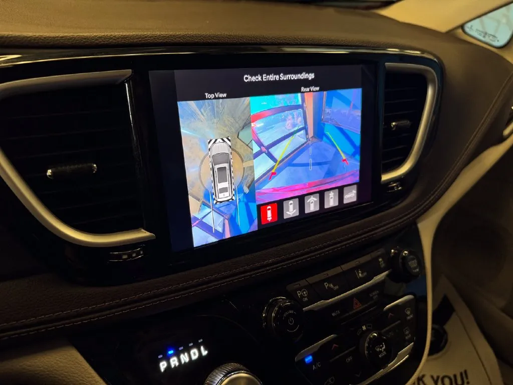 Chrysler Pacifica photo 14