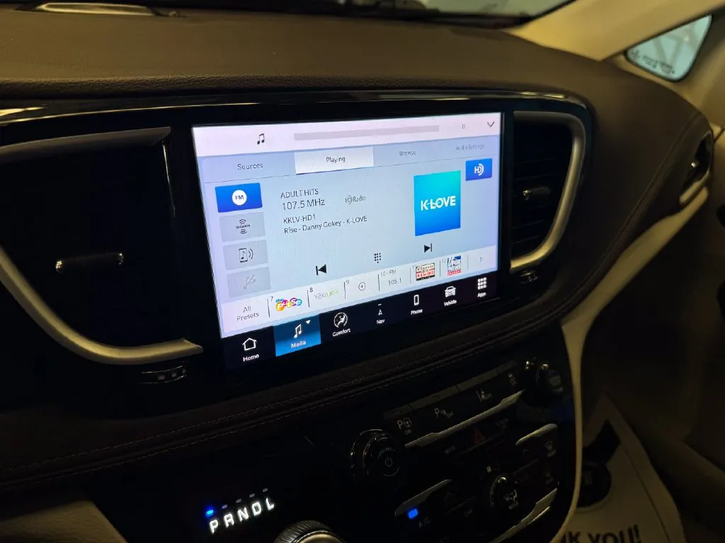 Chrysler Pacifica photo 13