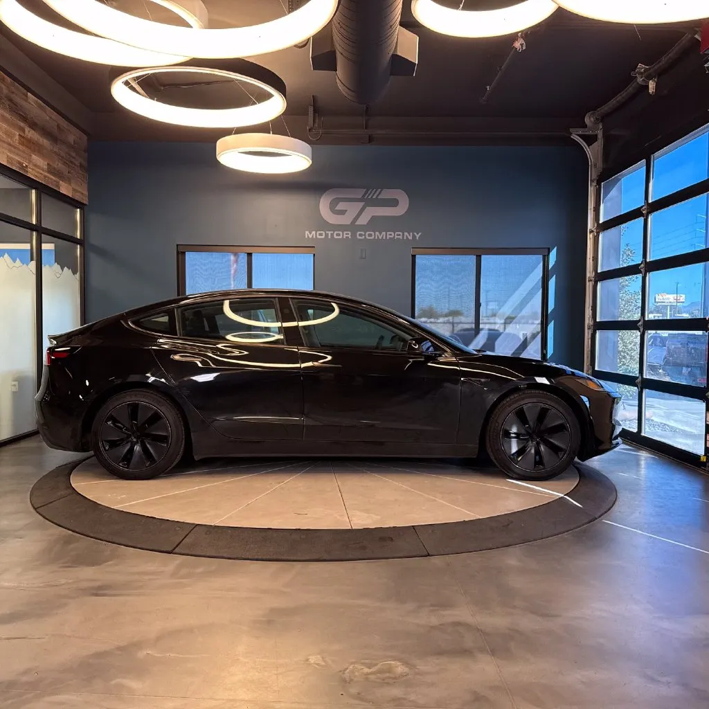 Tesla Model 3 photo 2