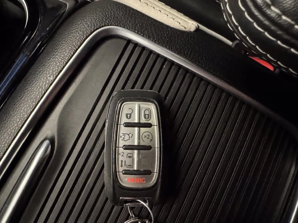 Chrysler Pacifica photo 17
