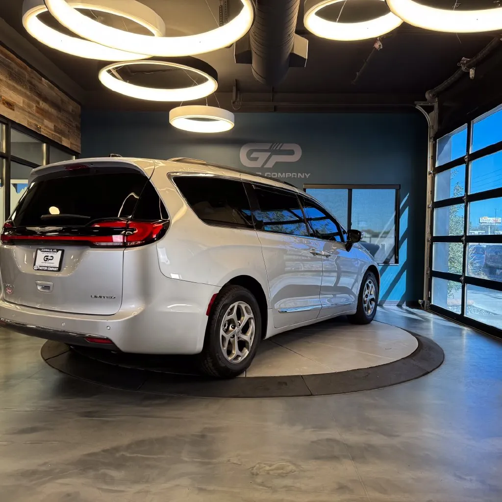 Chrysler Pacifica photo 3