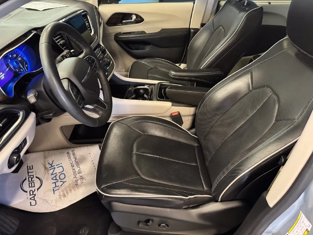 Chrysler Pacifica photo 20