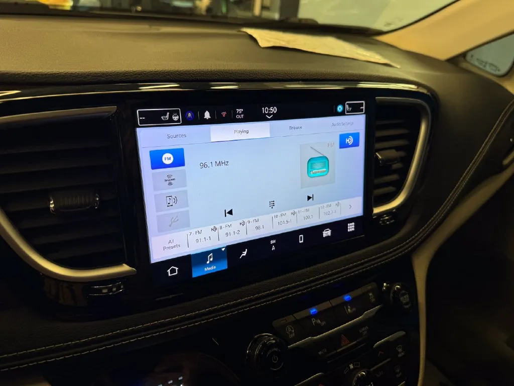 Chrysler Pacifica photo 13
