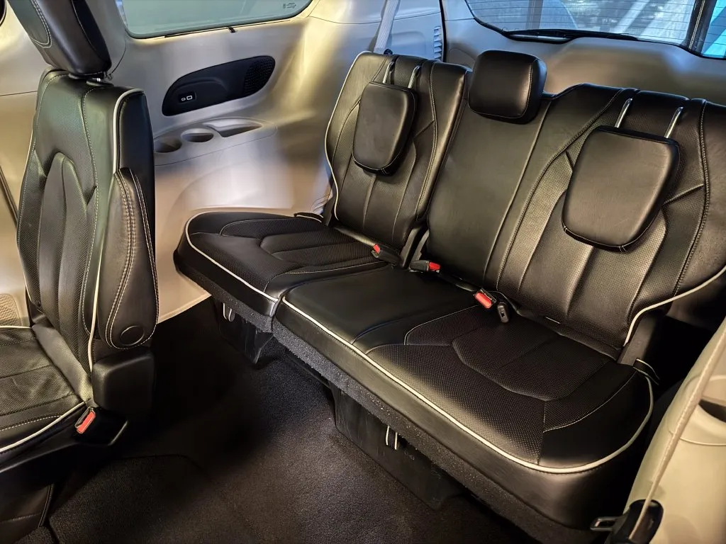 Chrysler Pacifica photo 22