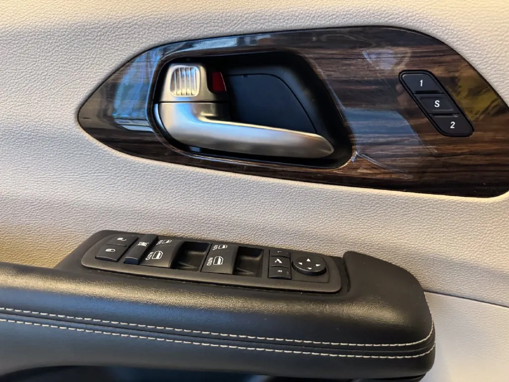 Chrysler Pacifica photo 19