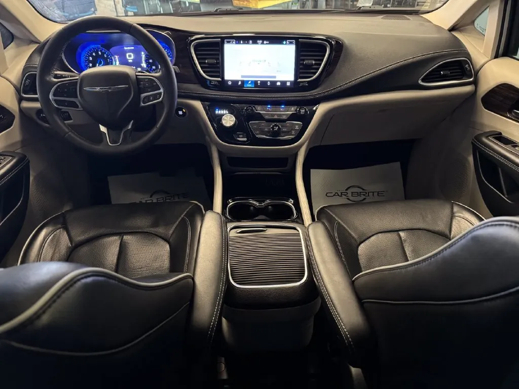 Chrysler Pacifica photo 9