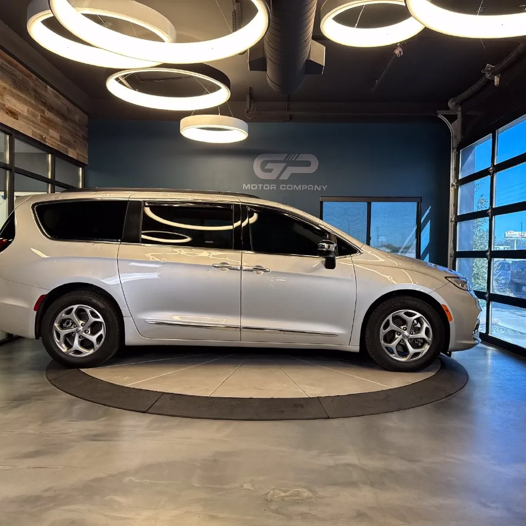 Chrysler Pacifica photo 2