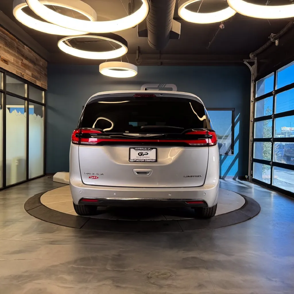 Chrysler Pacifica photo 4