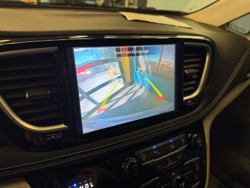 Chrysler Pacifica photo 14