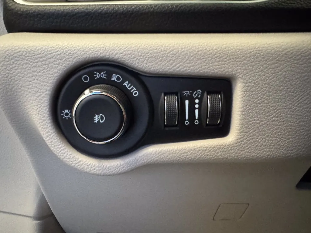 Chrysler Pacifica photo 18
