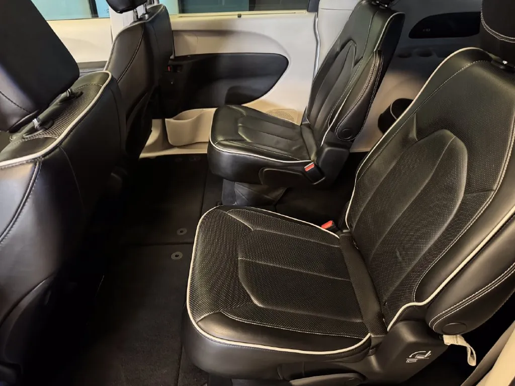 Chrysler Pacifica photo 21