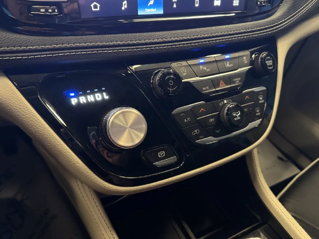 Chrysler Pacifica photo 16