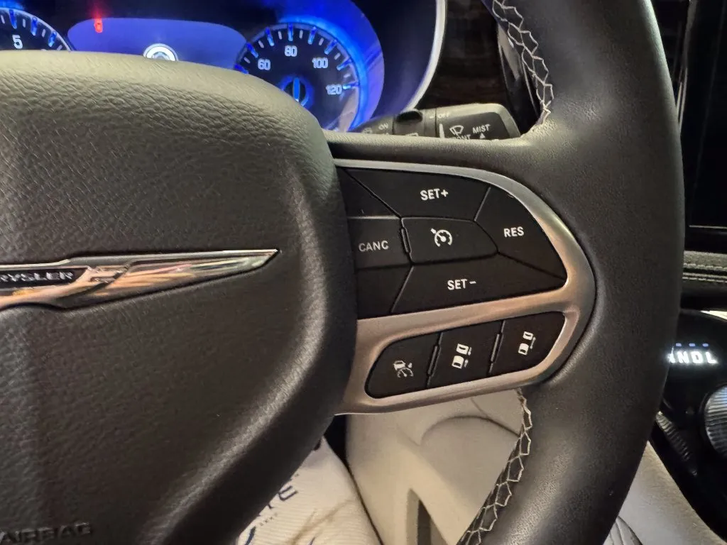 Chrysler Pacifica photo 12