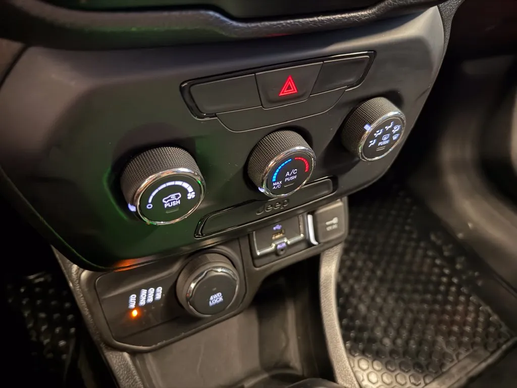 Jeep Renegade photo 14