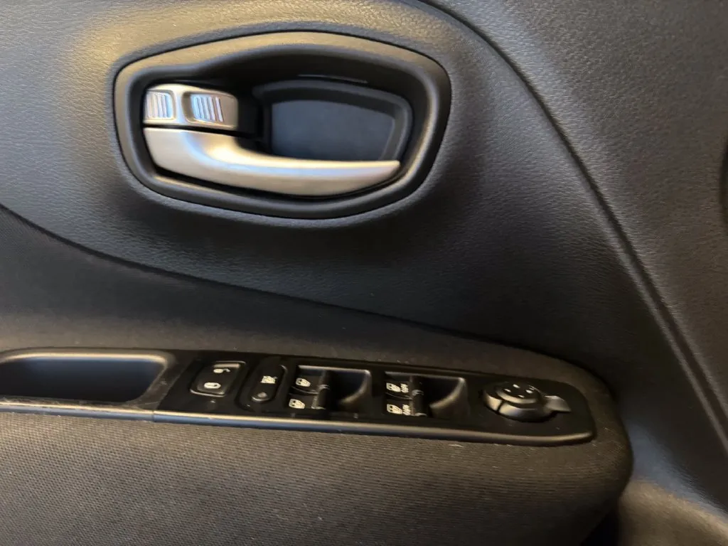 Jeep Renegade photo 18
