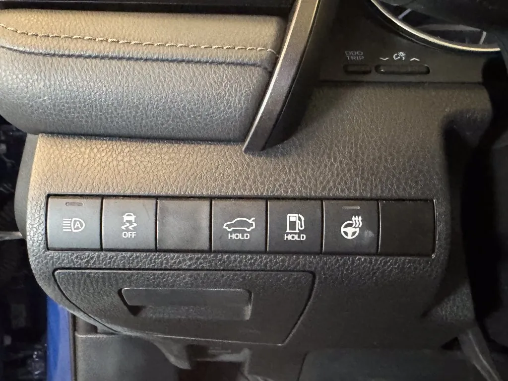 Toyota Camry photo 18