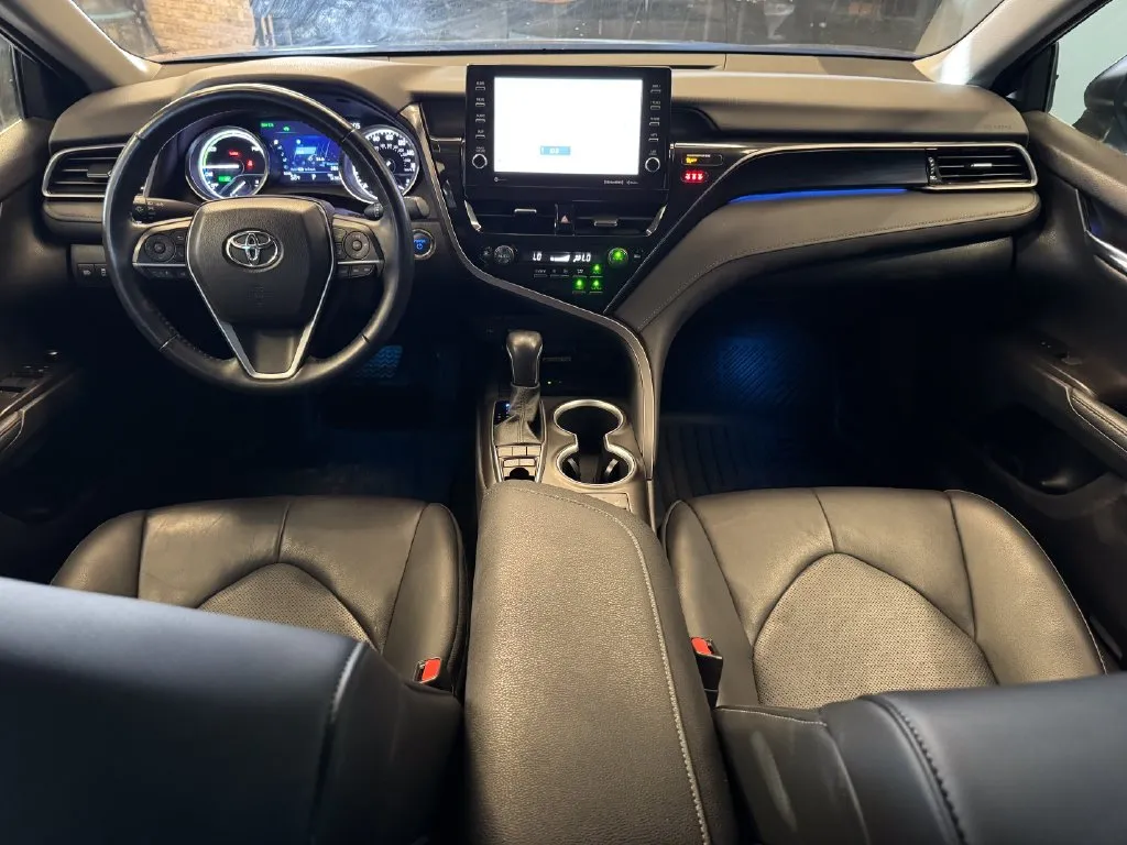 Toyota Camry photo 9