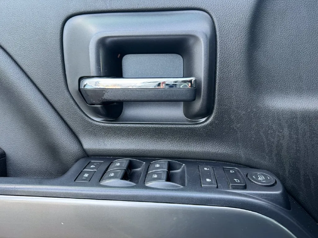Chevrolet Silverado photo 18