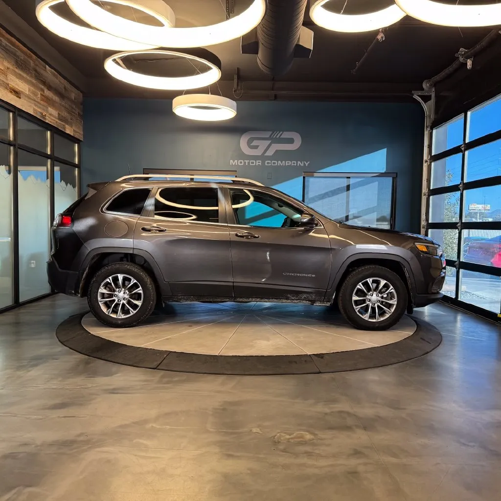 Jeep Cherokee photo 2