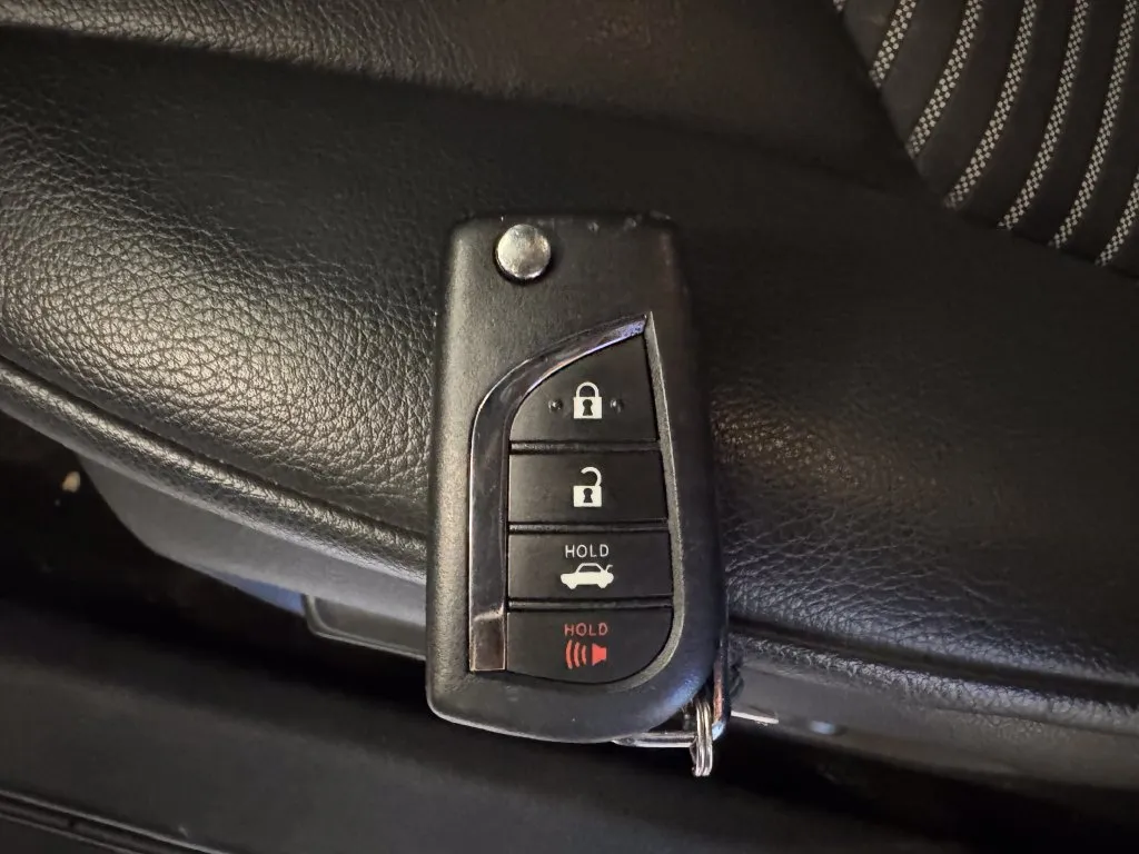 Toyota Camry photo 17