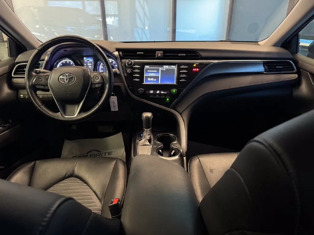 Toyota Camry photo 9