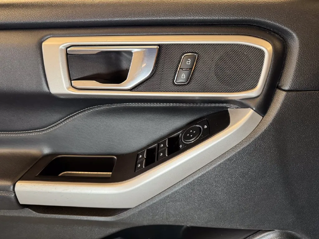 Ford Explorer photo 18