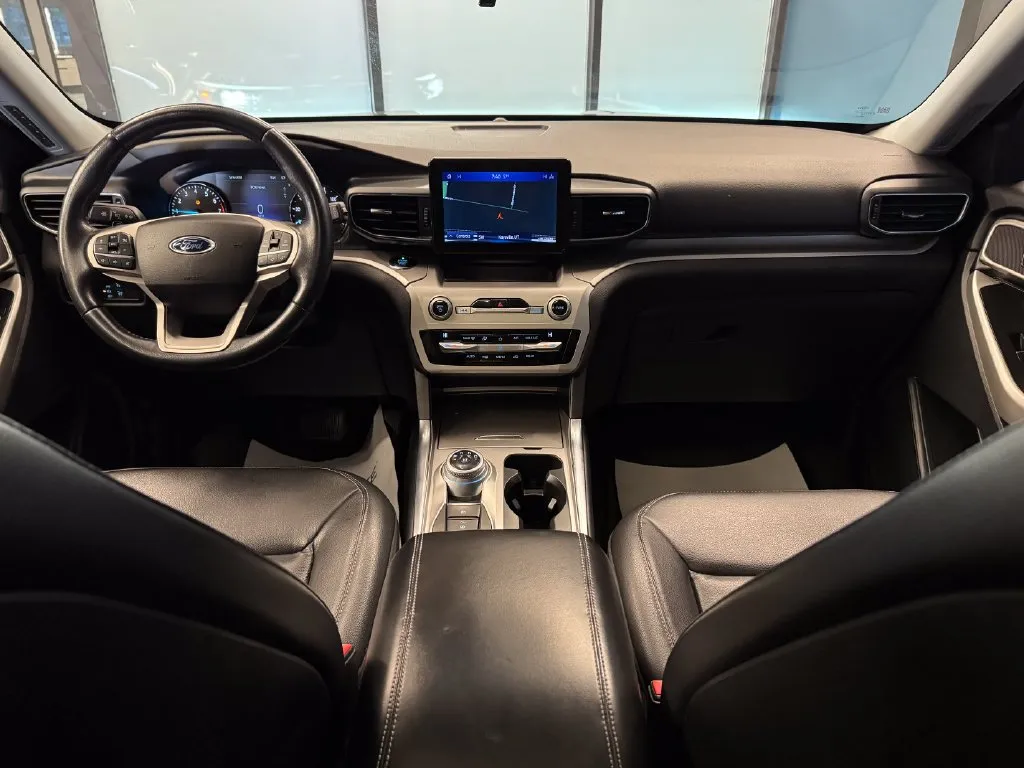 Ford Explorer photo 9