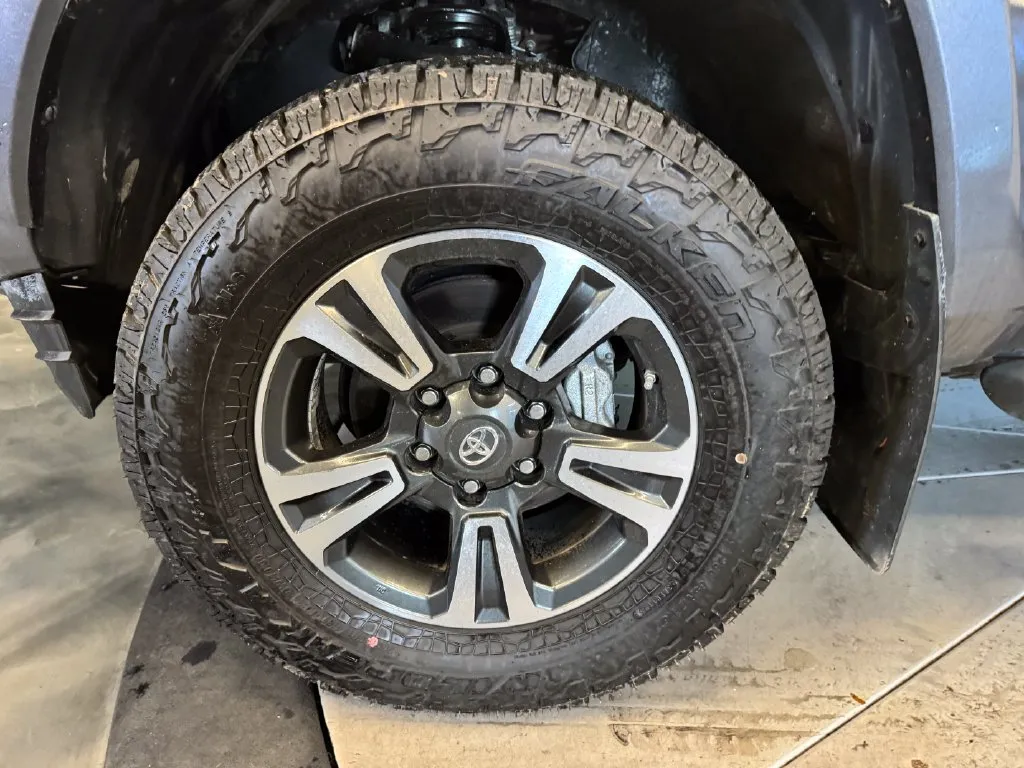 Toyota Tacoma photo 24