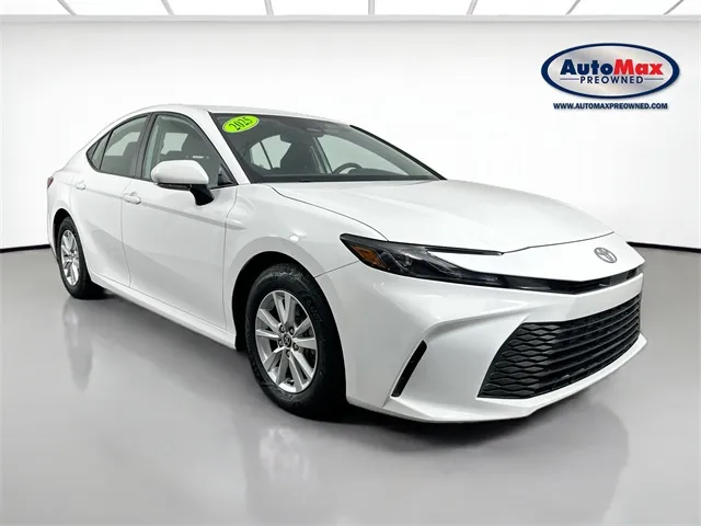 2025 Toyota Camry LE's photo