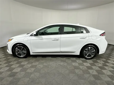 More photos of 2022 Hyundai Ioniq Plug-In Hybrid Limited at AutoMax Preowned Framingham, MA