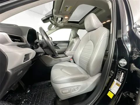 More photos of 2022 Toyota Highlander XLE at AutoMax Preowned Framingham, MA