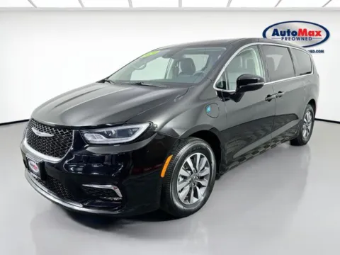 More photos of 2024 Chrysler Pacifica Hybrid Select at AutoMax Preowned Framingham, MA