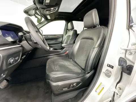 More photos of 2023 Jeep Grand Cherokee Altitude at AutoMax Preowned Framingham, MA