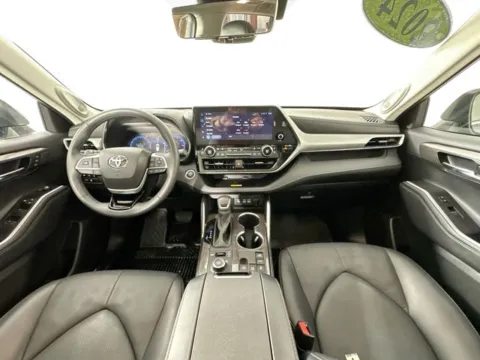 Another view of 2024 Toyota Highlander Platinum for sale in Framingham, MA at AutoMax Preowned Framingham