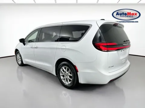 More photos of 2025 Chrysler Pacifica Select at AutoMax Preowned Framingham, MA