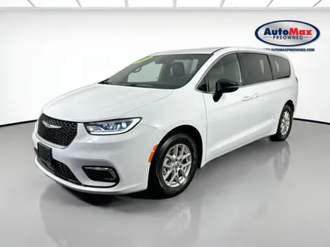 More photos of 2025 Chrysler Pacifica Select at AutoMax Preowned Framingham, MA
