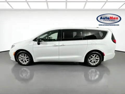 More photos of 2025 Chrysler Pacifica Select at AutoMax Preowned Framingham, MA