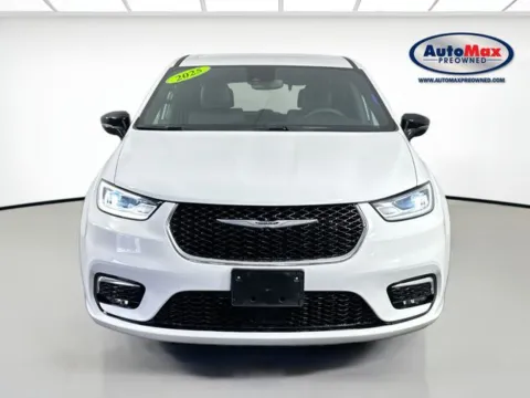 Photos of 2025 Chrysler Pacifica Select for sale in Framingham, MA at AutoMax Preowned Framingham