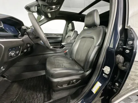 More photos of 2023 Jeep Grand Cherokee Trailhawk 4xe at AutoMax Preowned Framingham, MA