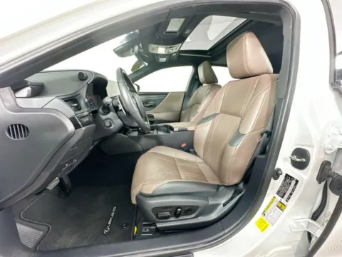 More photos of 2025 Lexus ES 300h Luxury at AutoMax Preowned Framingham, MA
